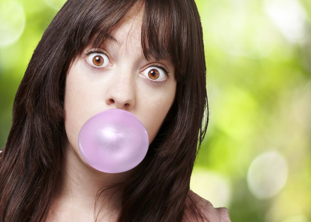 Conoces las desventajas de masticar chicle? • Clínica Finedent Granada  Granada